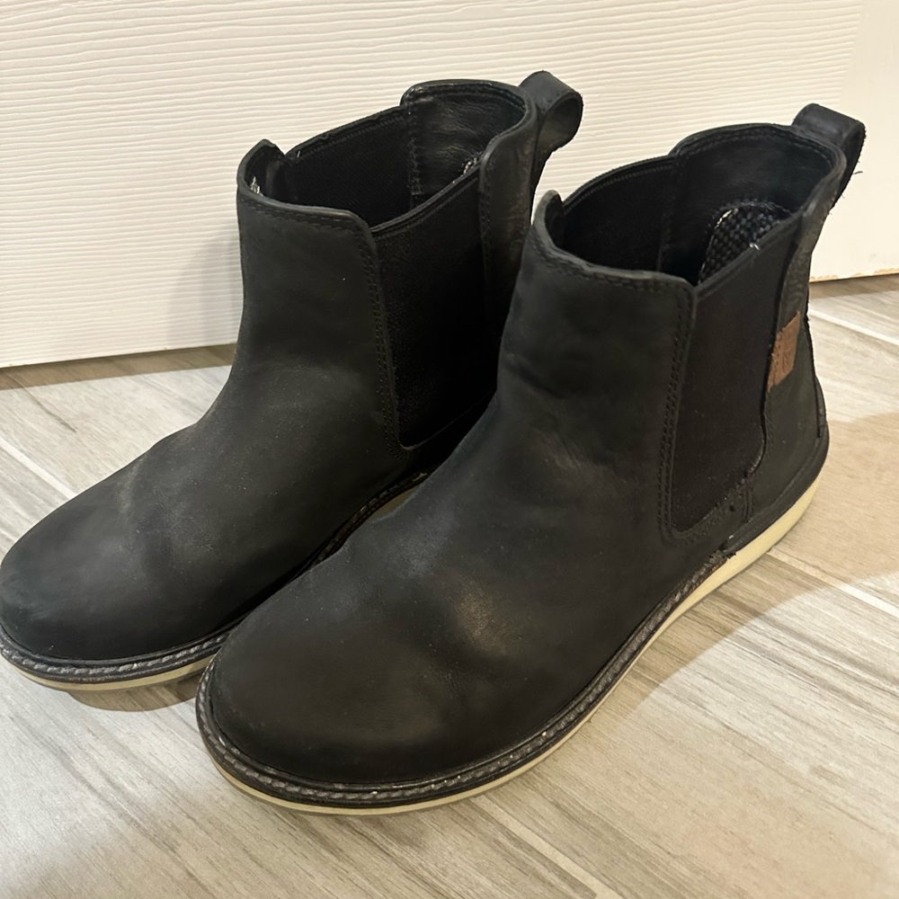 Women’s Black KEEN Chelsea Boots 8.5